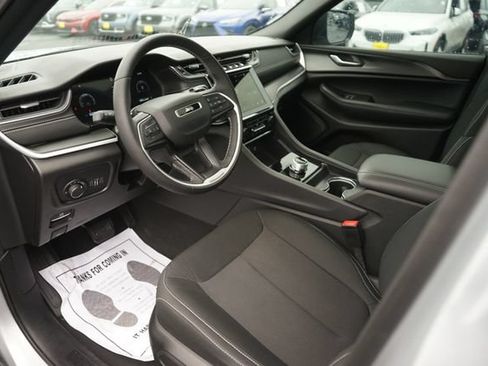 Used 2025 Jeep Grand Cherokee L Laredo w/ Luxury Tech Group I AWD/4WD image 8