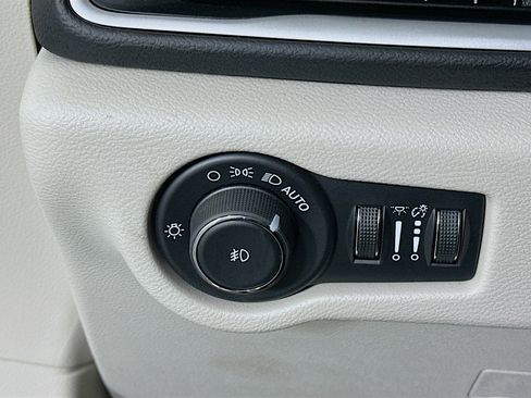 Used 2024 Chrysler Pacifica Touring-L image 17