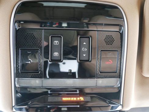 Used 2025 Land Rover Range Rover SE image 25