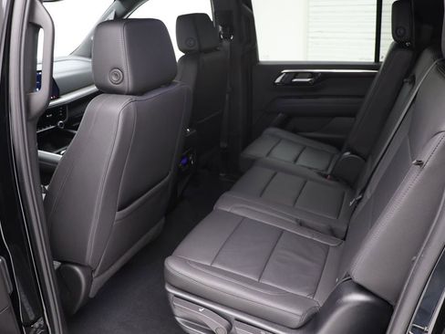 Used 2025 Chevrolet Suburban Z71 image 11