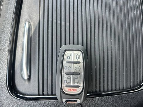 Used 2026 Chrysler Pacifica Limited FWD image 19