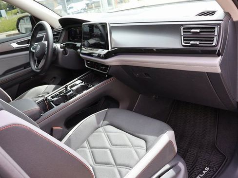 Used 2025 Volkswagen Atlas Peak Edition SE AWD/4WD image 6