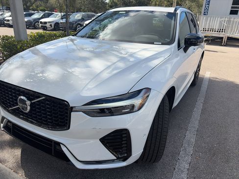 Used 2024 Volvo XC60 B5 Plus image 2