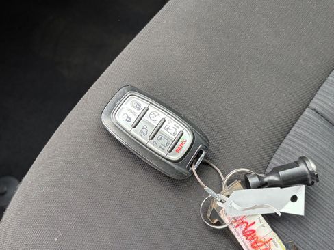 Used 2022 Chrysler Voyager LX FWD image 22