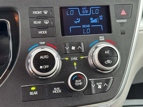 Used 2018 Toyota Sienna LE FWD image 22