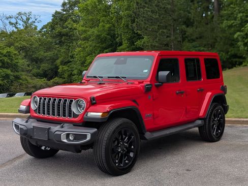 Used 2025 Jeep Wrangler Unlimited Sahara AWD/4WD image 5