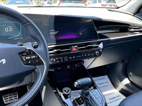 Certified 2025 Kia Niro EX Touring FWD image 8