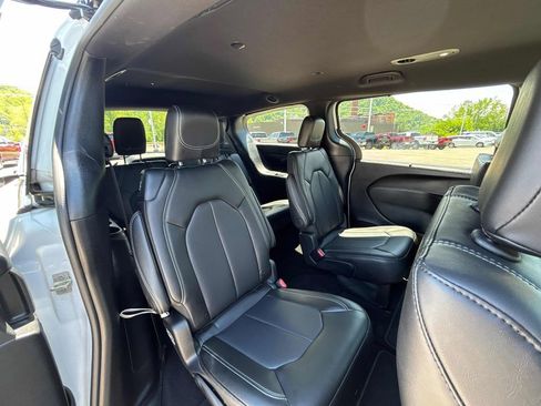 Used 2025 Chrysler Voyager LX FWD image 34