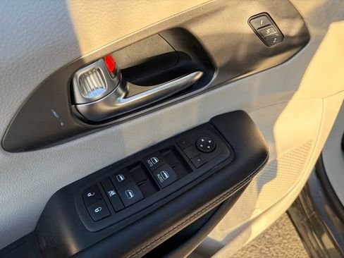 Used 2021 Chrysler Pacifica Touring-L FWD image 13
