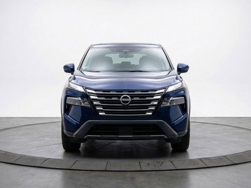 Used 2025 Nissan Rogue SV image 2