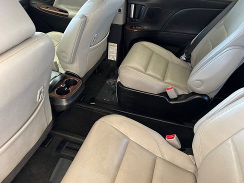 Used 2017 Toyota Sienna Limited Premium w/ Advanced Technology Package FWD image 12