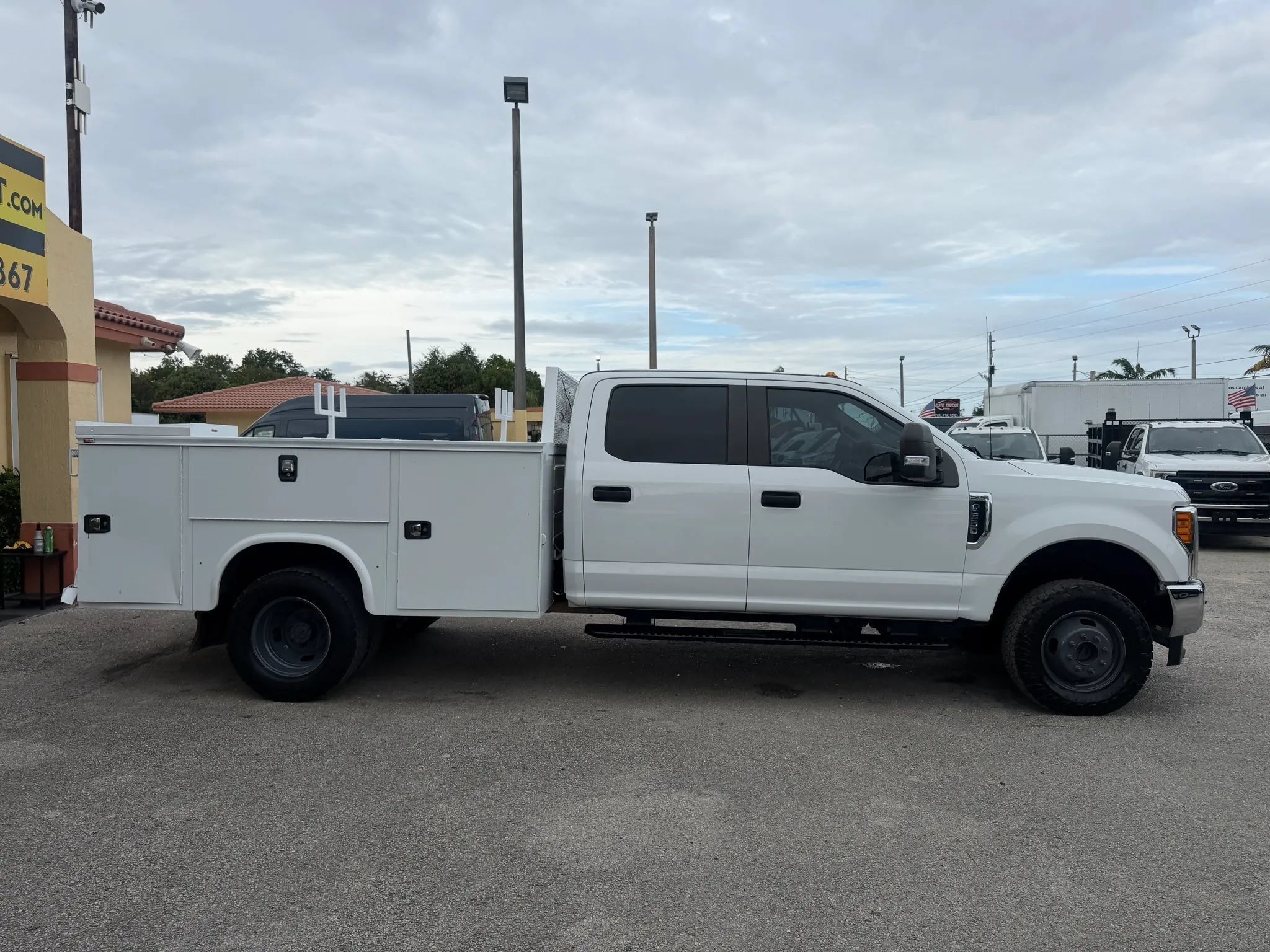 Used 2019 Ford F350 4x4 Crew Cab XL DRW w/ Power Equipment Group image 6