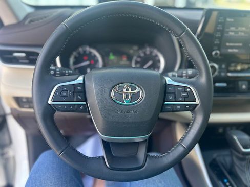 Used 2022 Toyota Highlander XLE image 19