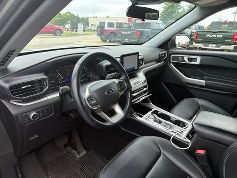 Used 2022 Ford Explorer XLT w/ Equipment Group 202A AWD/4WD image 4