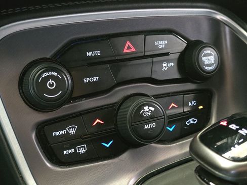 Used 2019 Dodge Challenger SXT image 18