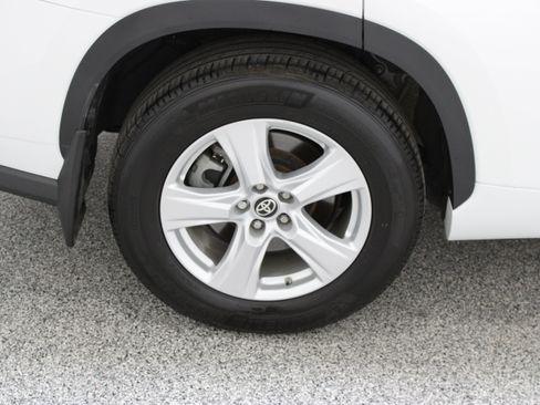 Used 2025 Toyota Highlander LE AWD/4WD image 6