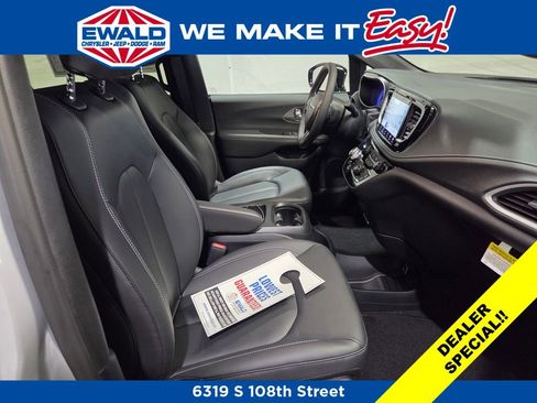 New 2026 Chrysler Pacifica Select image 6