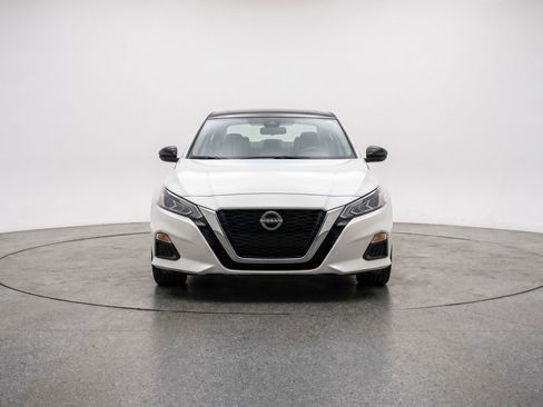 Used 2025 Nissan Altima 2.5 SV FWD image 2