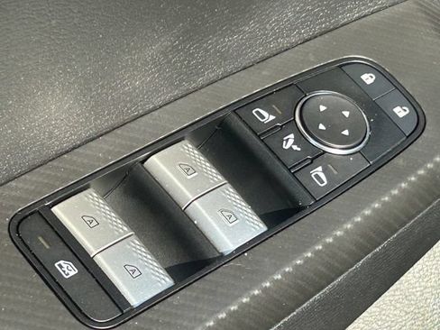 Used 2025 Mitsubishi Outlander 4WD Plug-In Hybrid image 30