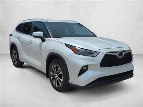 Certified 2024 Toyota Highlander XLE FWD image 3