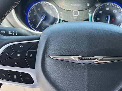 Used 2024 Chrysler Pacifica Touring-L FWD image 19