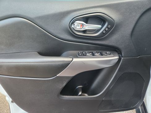 Used 2019 Jeep Cherokee Limited image 6