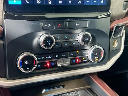 Used 2024 Ford Expedition Limited image 27