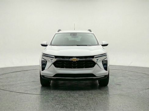 Used 2025 Chevrolet Trax LT w/ LT Convenience Package FWD image 2