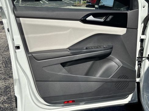 Certified 2025 Volkswagen Taos S image 18