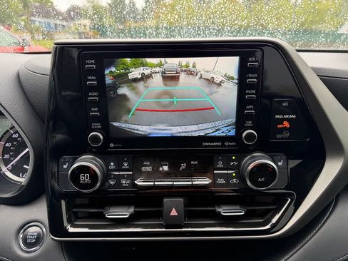 Used 2022 Toyota Highlander XLE AWD/4WD image 21