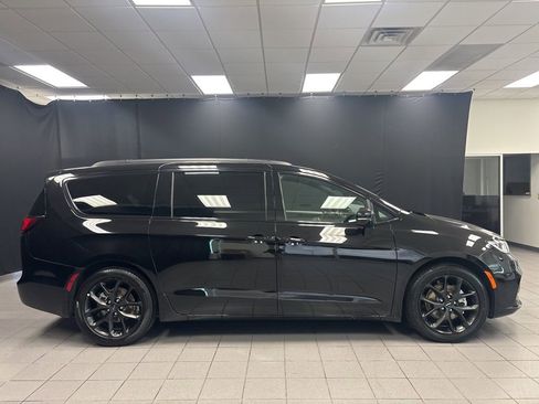 Used 2025 Chrysler Pacifica Limited image 2