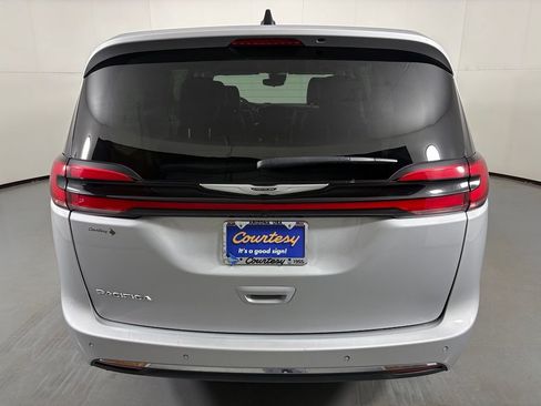 Used 2024 Chrysler Pacifica Touring-L FWD image 7