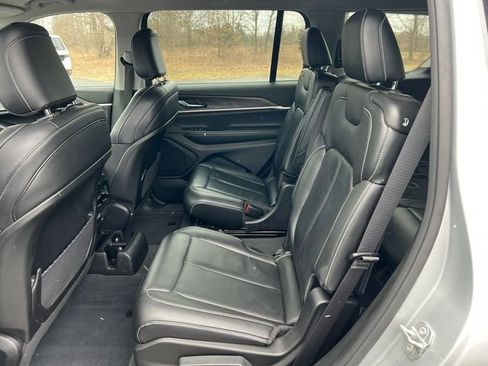 Used 2023 Jeep Grand Cherokee L Limited w/ Black Appearance Package AWD/4WD image 4