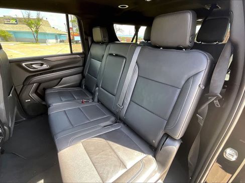 Used 2023 Chevrolet Suburban LT w/ Luxury Package image 29