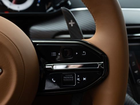 Used 2025 Aston Martin Vanquish RWD image 16