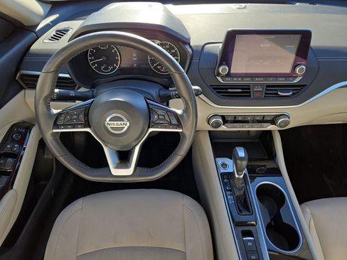 Used 2022 Nissan Altima 2.5 SV w/ SV Premium Package image 14