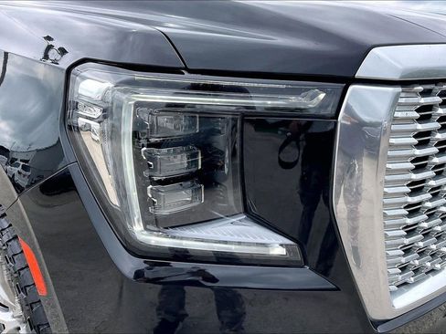 Used 2021 GMC Yukon XL Denali w/ LPO, Illumination Package AWD/4WD image 33