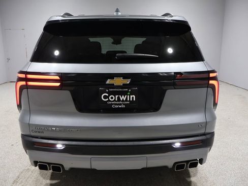 Used 2024 Chevrolet Traverse LT image 3