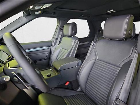 New 2024 Land Rover Discovery Dynamic SE image 15