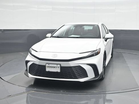 Used 2025 Toyota Camry SE FWD image 5