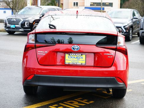 Used 2019 Toyota Prius XLE image 6