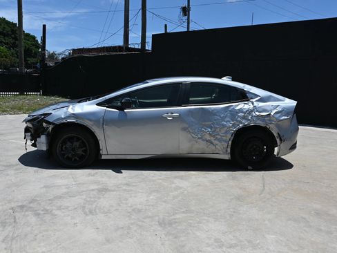 Used 2024 Toyota Prius LE FWD image 6