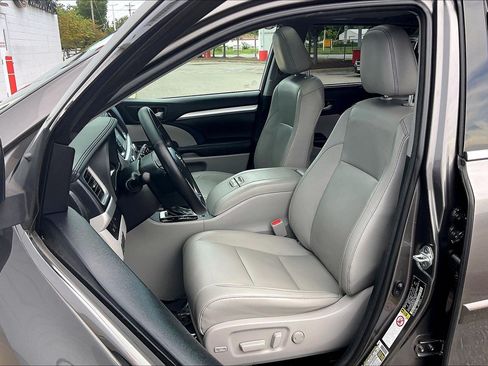 Used 2018 Toyota Highlander XLE AWD/4WD image 30