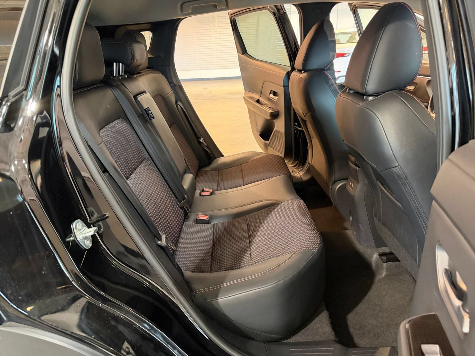 Used 2026 Nissan Kicks SR AWD/4WD image 35