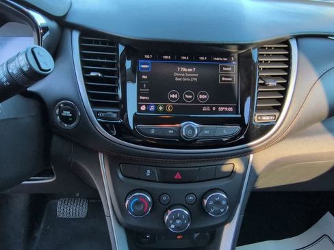 Used 2022 Chevrolet Trax LT w/ LT Convenience Package image 26