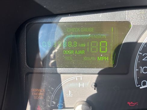 Used 2005 Lincoln Town Car Signature image 13