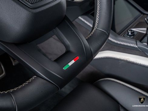 Used 2025 Lamborghini Urus SE image 41