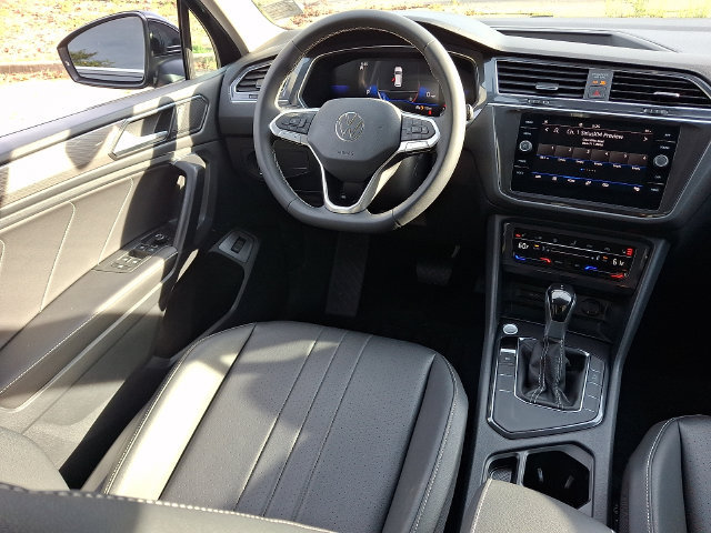 Certified 2023 Volkswagen Tiguan SE FWD image 14