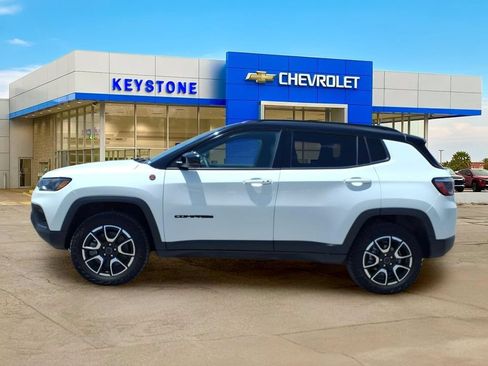 Used 2025 Jeep Compass Trailhawk AWD/4WD image 4