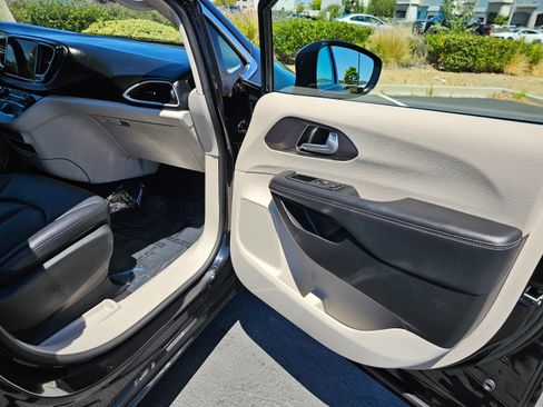Used 2024 Chrysler Pacifica Touring-L FWD image 31